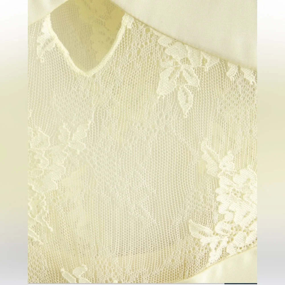Abercrombie & Fitch lace detail bleach